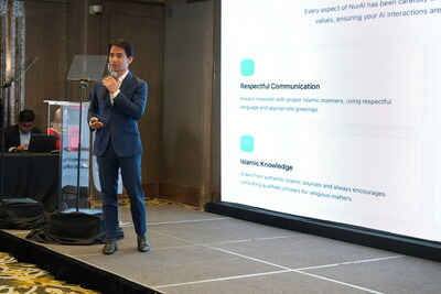 Zetrix聯合創辦人拿督法茲裡在推介禮上展示NurAI的功能。