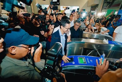 Philippine Transportation Secretary Vince Dizon, in partnership with other government agencies and private sector groups like leading fintech player GCash, leads the launch of the first open-loop ticketing system in one of the main railways of the country’s capital, Metro Manila.