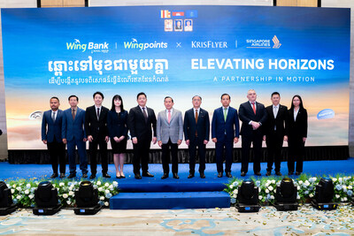 Wing Bank與新加坡航空代表在合作啟動儀式上合影留念，共同慶祝全新合作伙伴關系。